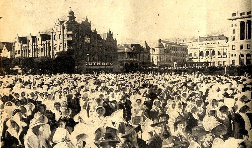 1914-vroue-op-Kerkplein-voor-optog
