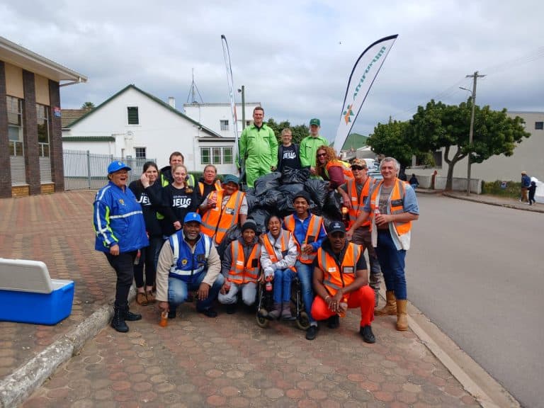 Papiere, koshouers, plastiekbottels tydens skoonmaakprojek opgetel