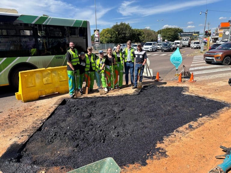 AfriForum Jeug gebruik 3,5 ton teer om enkele slaggat op Lynwoodweg te herstel